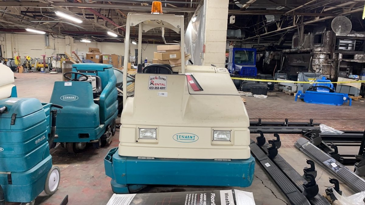 TENNANT 7400 FLOOR CLEANER