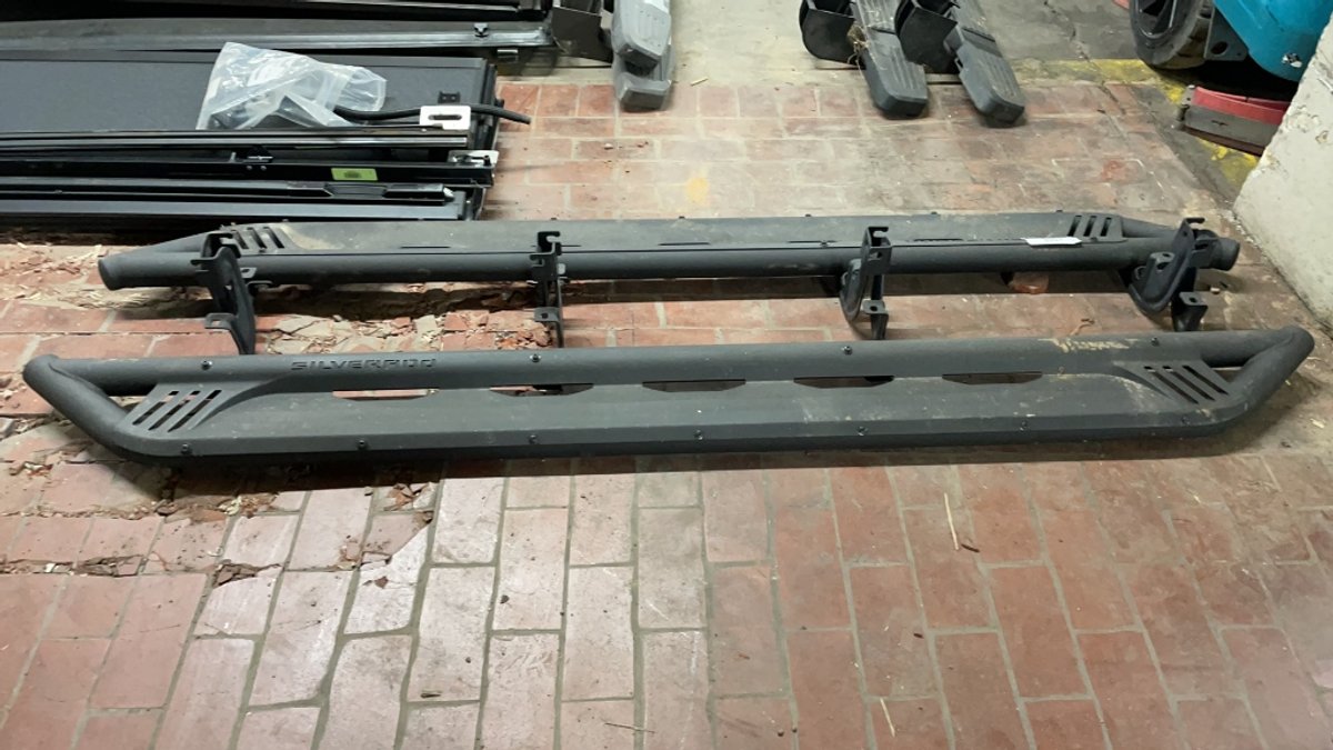SET OF RUNNING BOARDS CREW CAB SILVERADO