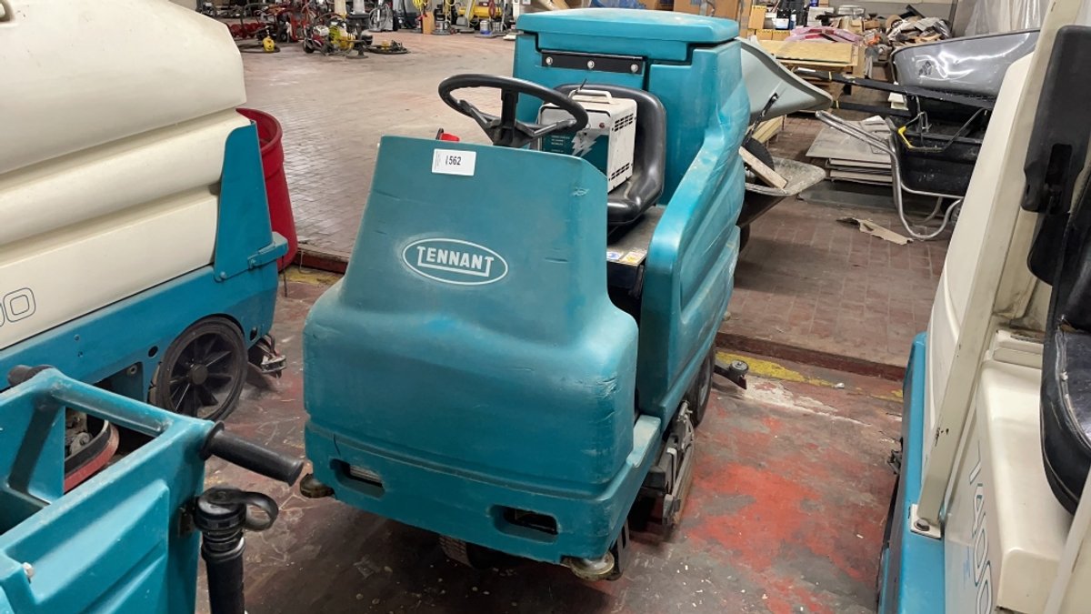TENNANT 7100 RIDE ON FLOOR CLEANER