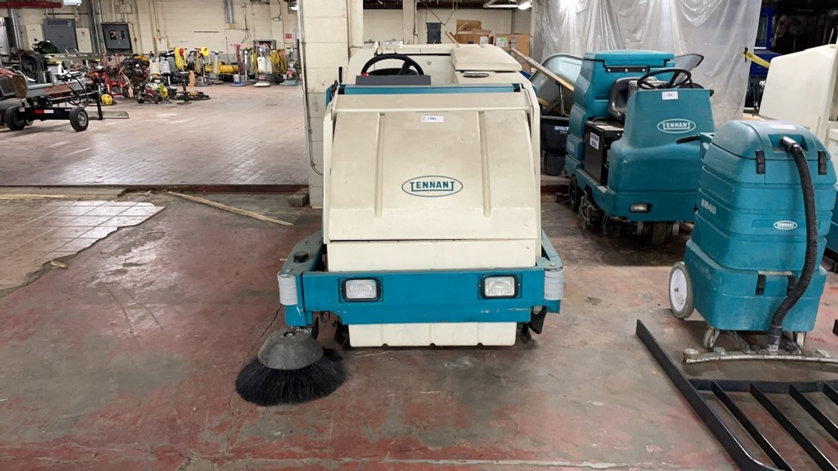 TENNANT 8300 RIDE ON FLOOR CLEANER