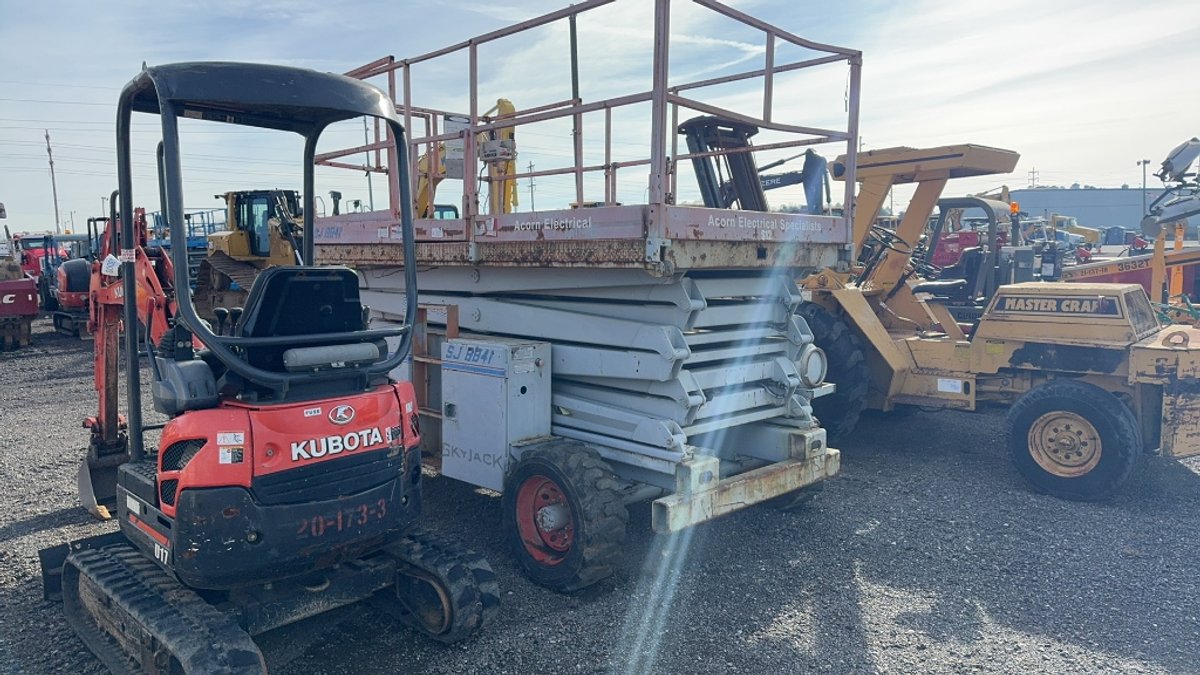 1999 SKYJACK SJ8841 SCISSOR LIFT