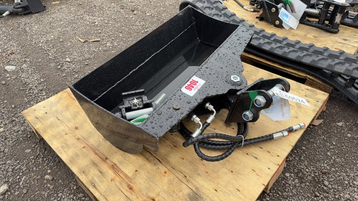 MINI EXCAVATOR 30" HYD TILT BUCKET & QUICK COUPLER