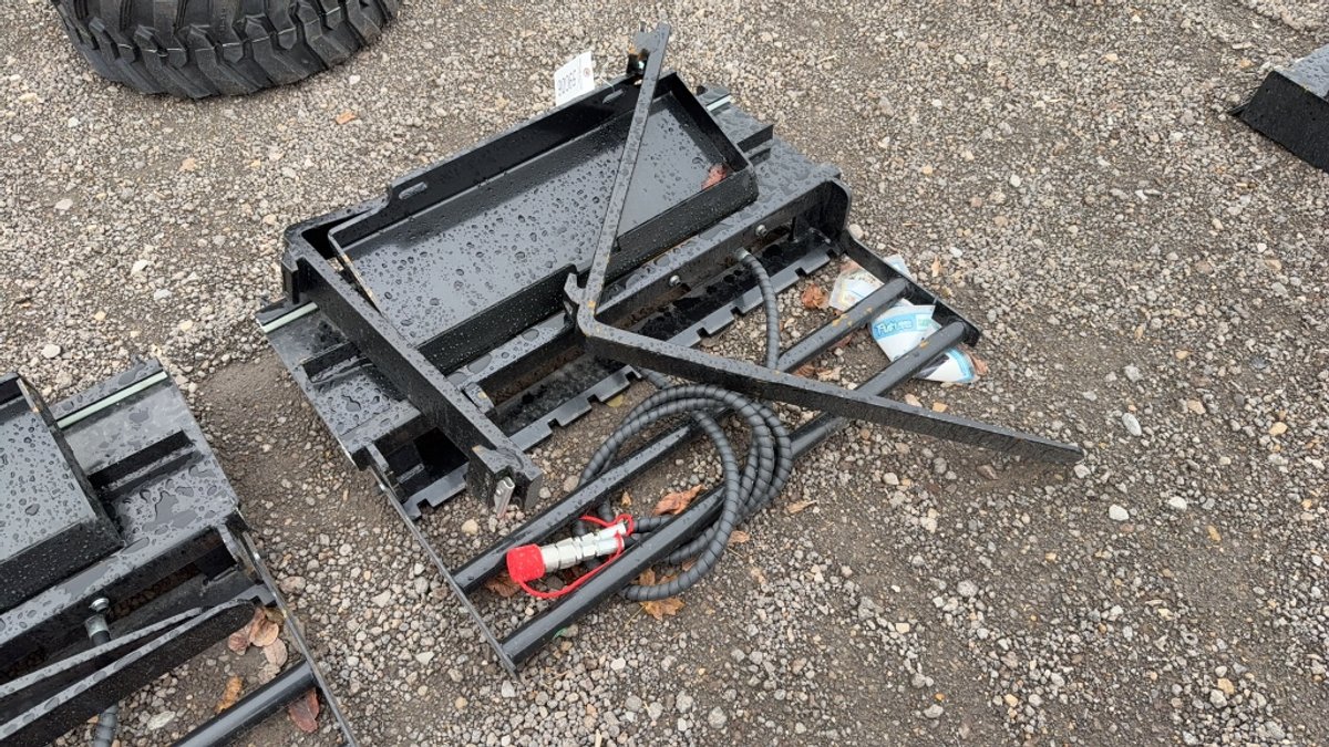 FUTURE 30" DINGO PALLET FORKS