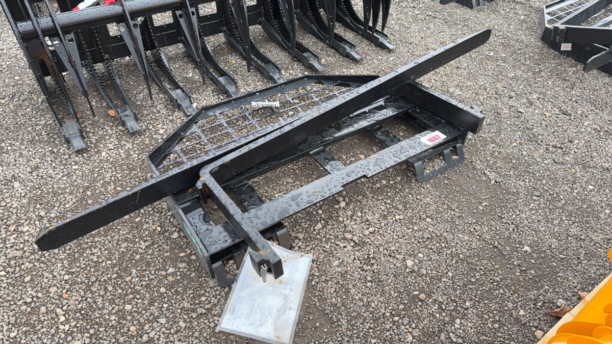 FUTURE 60" SKID STEER PALLET FORKS