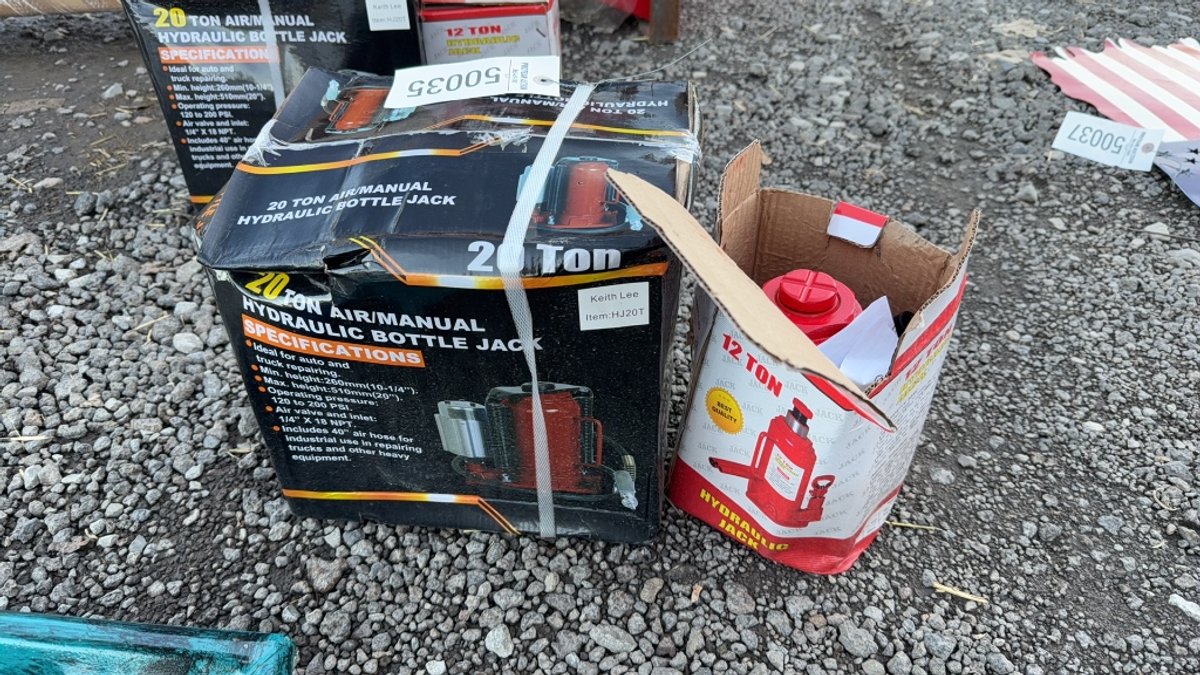QTY 1) 20 TON AIR / HYD BOTTLE JACK