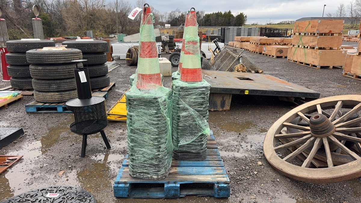 APPROX 100) TRAFFIC CONES