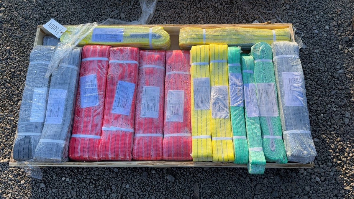 PALLET OF VARIOUS SIZE TOW STRAPS