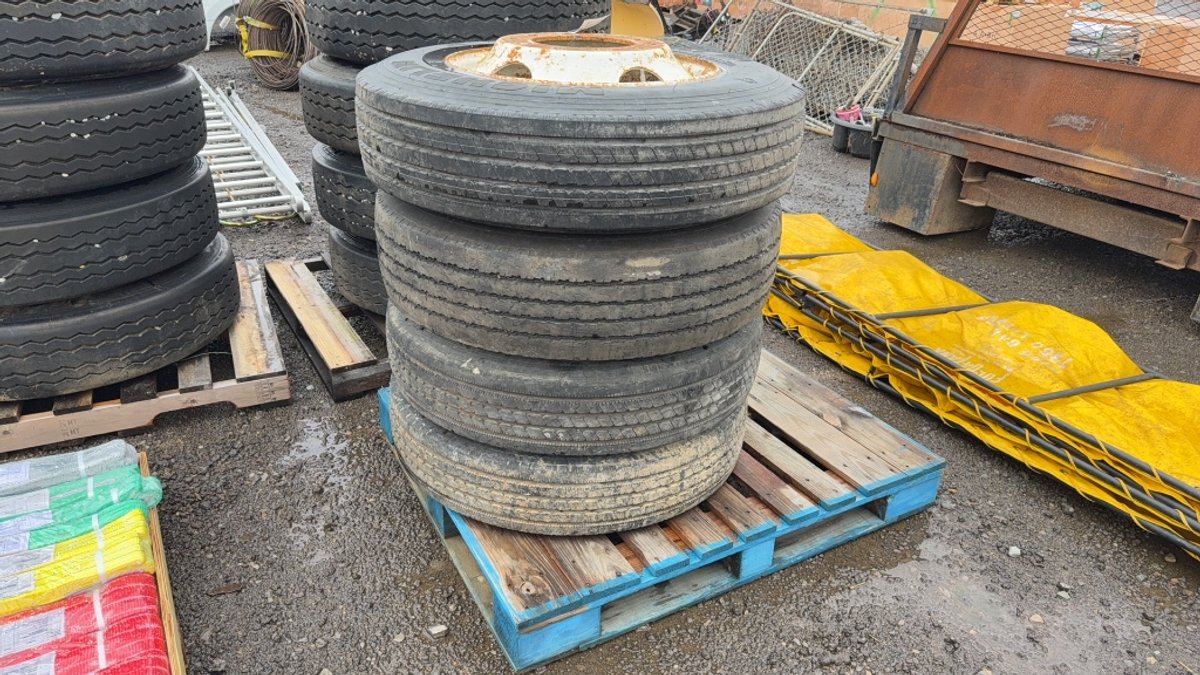 QTY 4) 255 / 80R22.5 TIRES