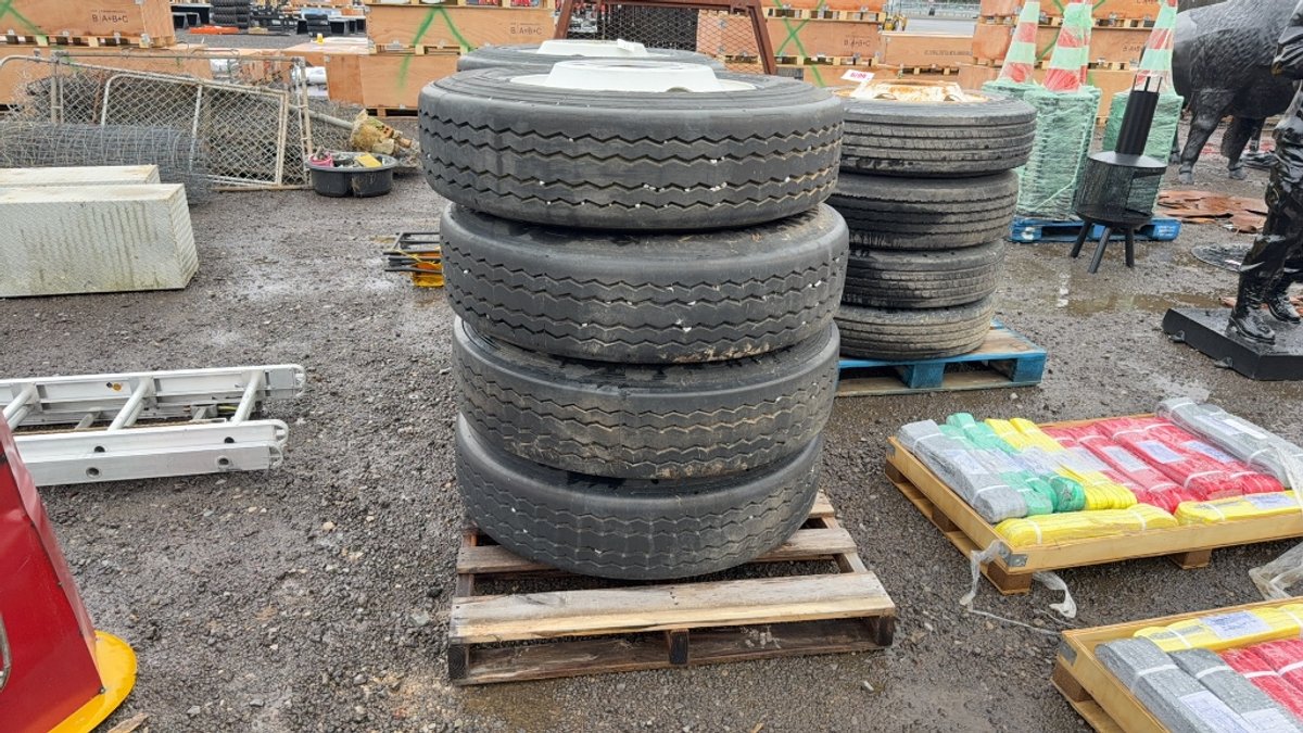 QTY 4) 295 / 75R22.5 TIRES