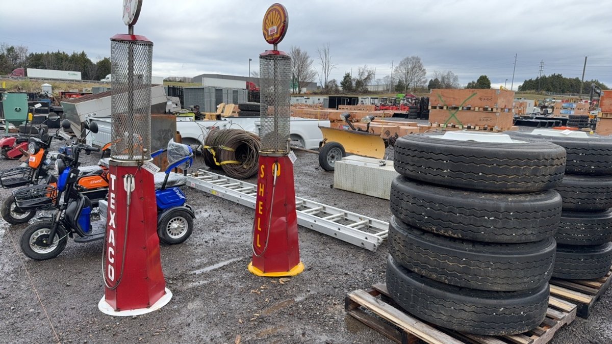 SHELL GAS PUMP LAWN ORNAMENT