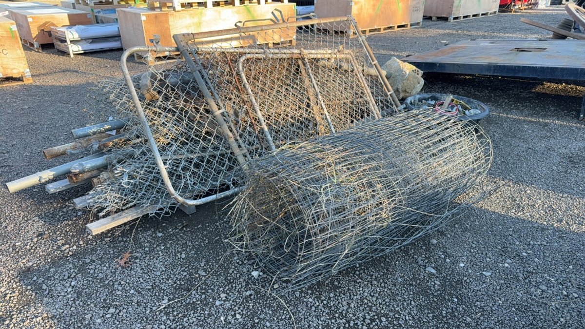 PALLET OF MISC FENCE & CHAIN LINK GATES
