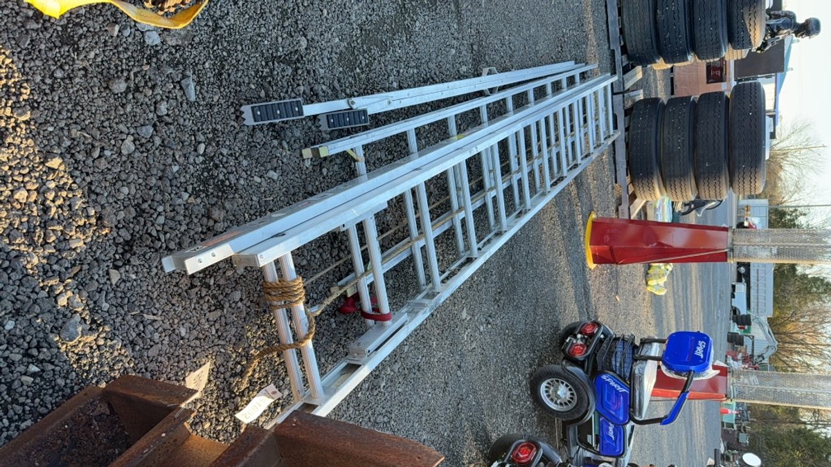 QTY 2) ALUMINUM EXTENSIONS LADDERS