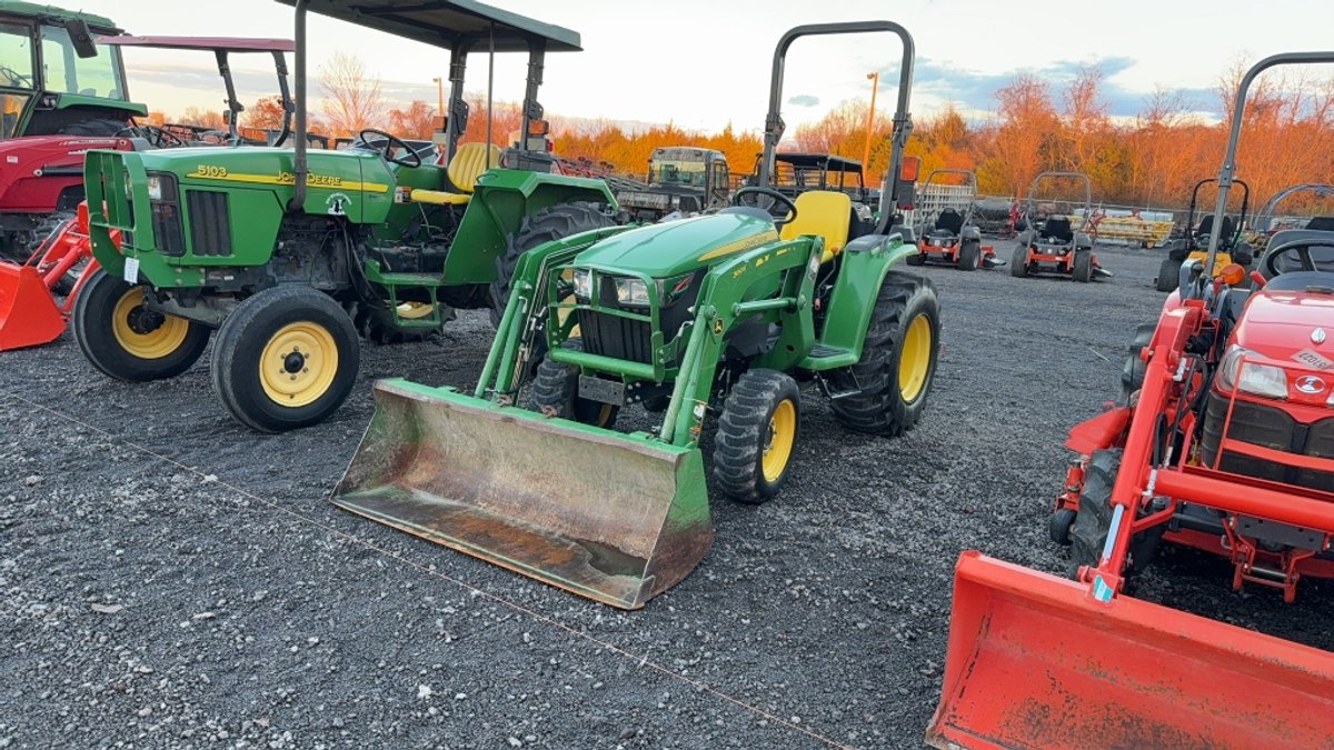 JOHN DEERE 3025E TRACTOR