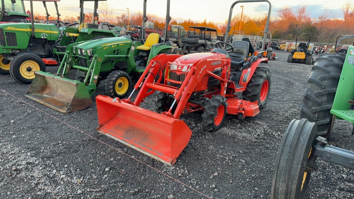 KUBOTA B3200 TRACTOR
