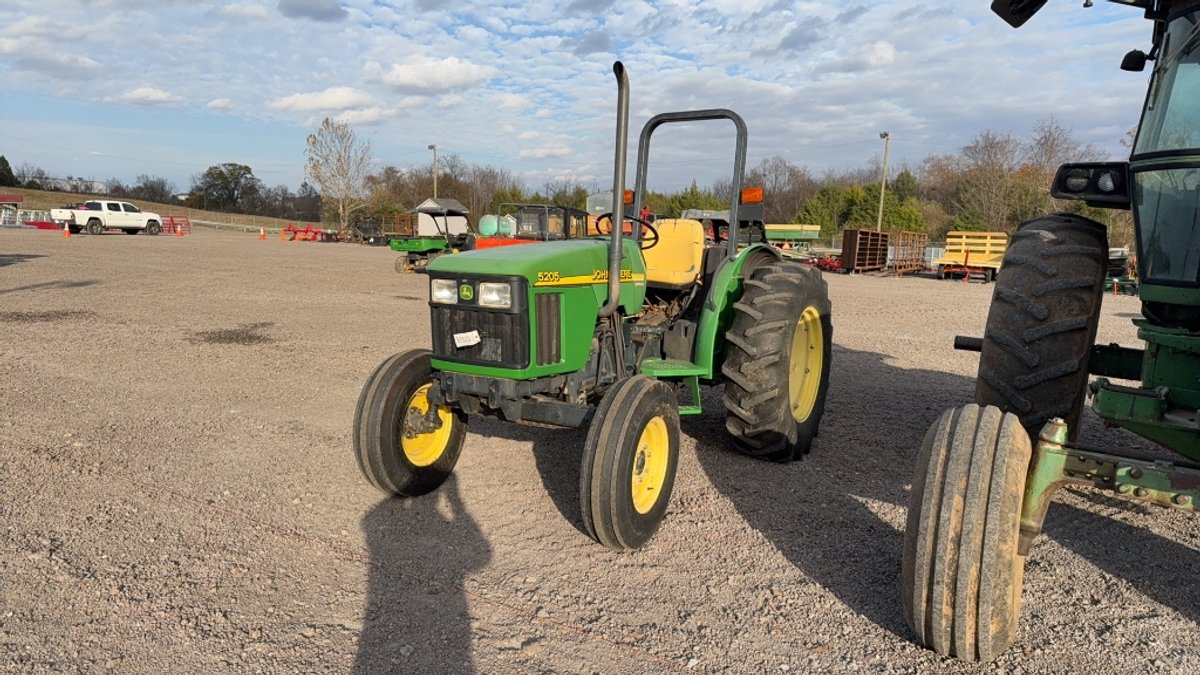 JOHN DEERE 5205 TRACTOR