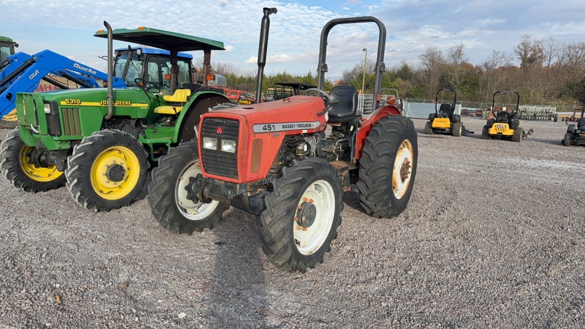 MASSEY FERGUSON 451 TRACTOR