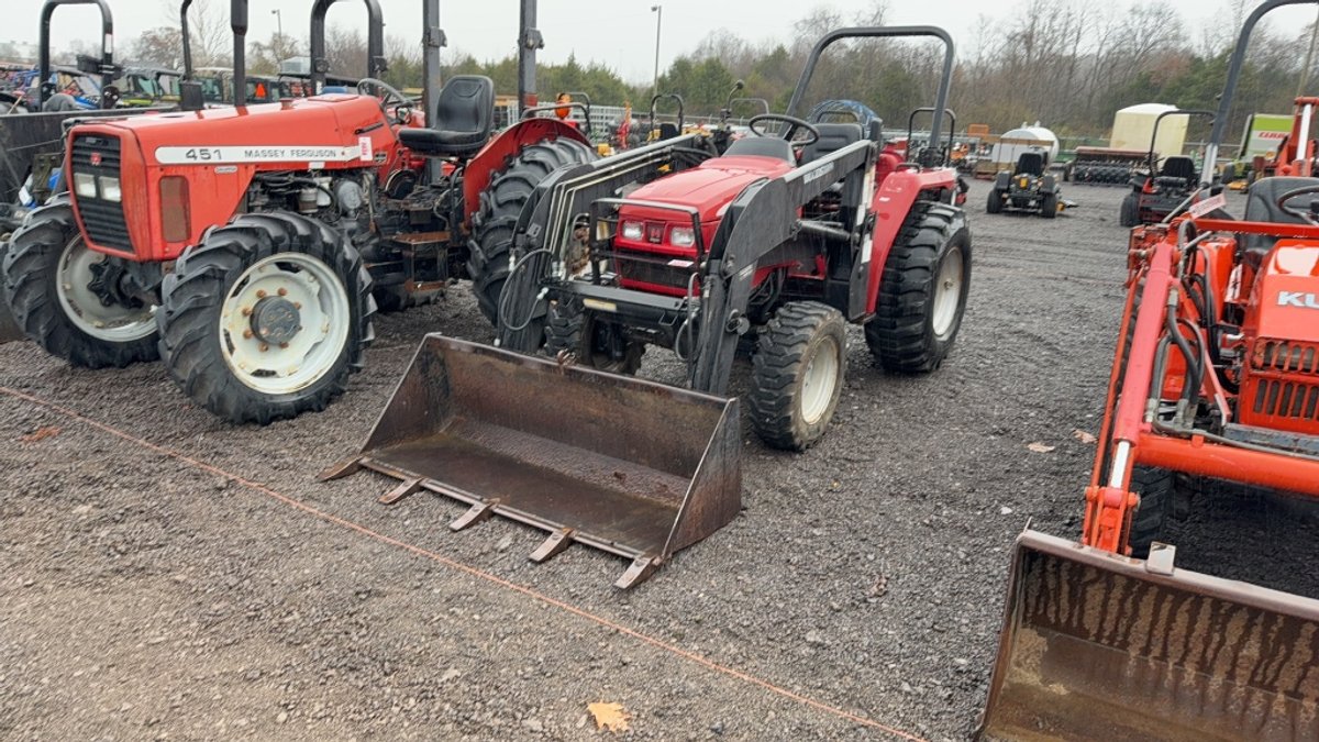 MAHINDRA 2615 TRACTOR