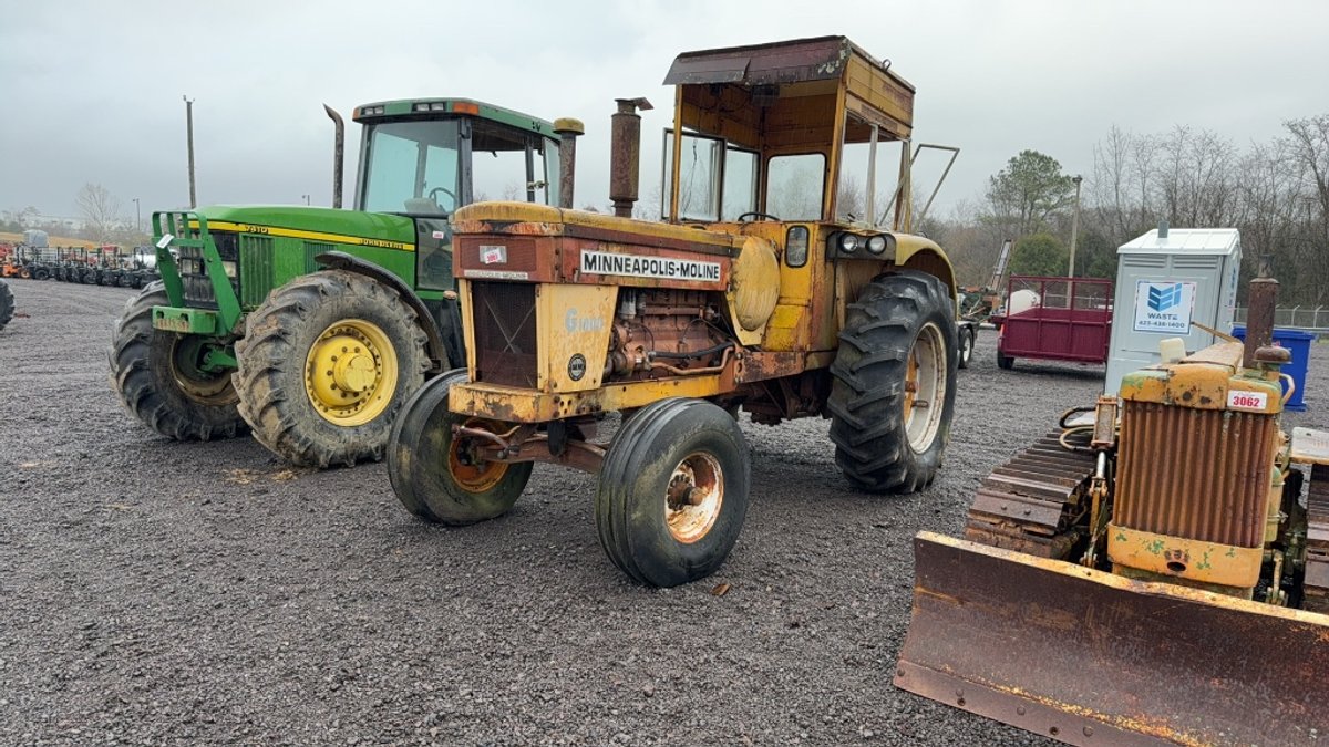 MINNEAPOLIS MOLINE G1000 TRACTOR