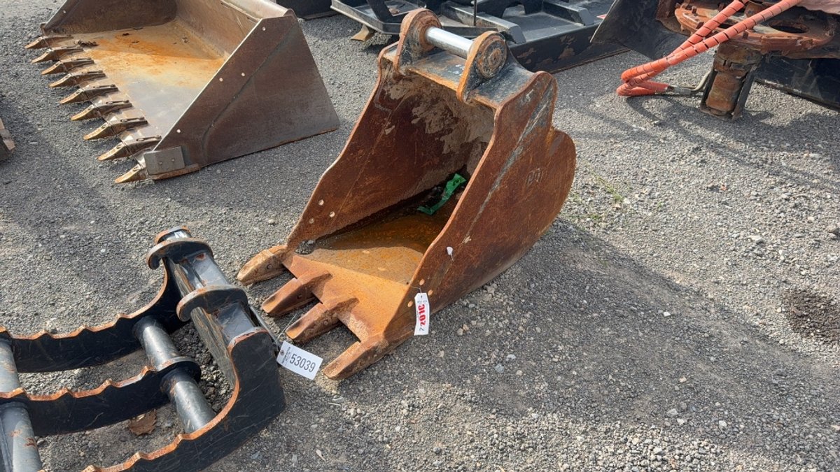 CAT 24" EXCAVATOR TOOTH BUCKET