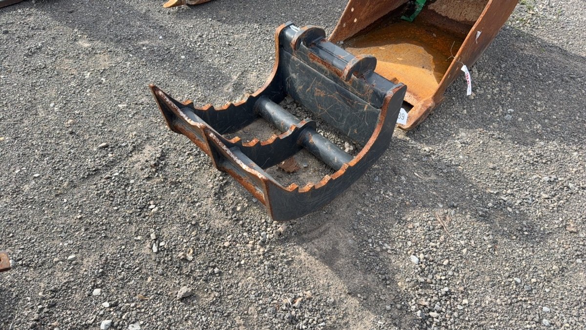 BOBCAT EXCAVATOR RAKE