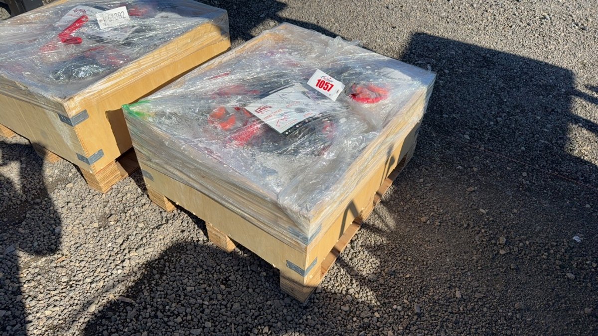 BOX OF VARIOUS SIZE CHAINS, BINDERS & CHAIN SLINGS