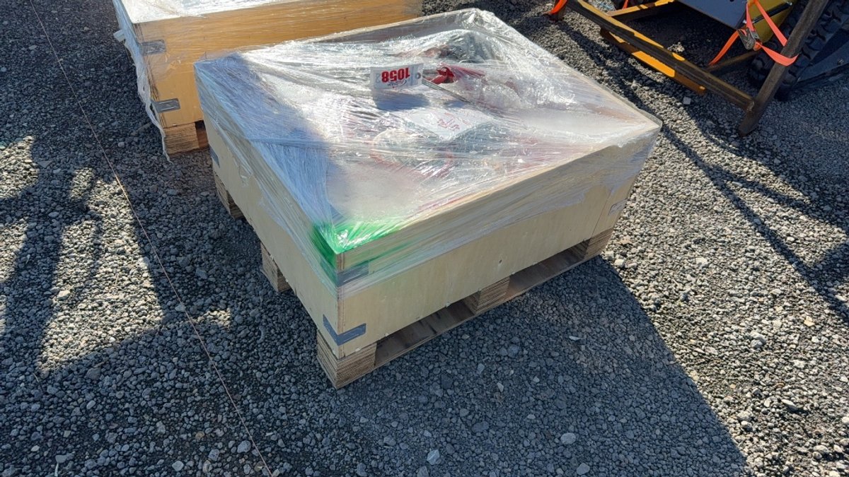 BOX OF VARIOUS SIZE CHAINS, BINDERS & CHAIN SLINGS