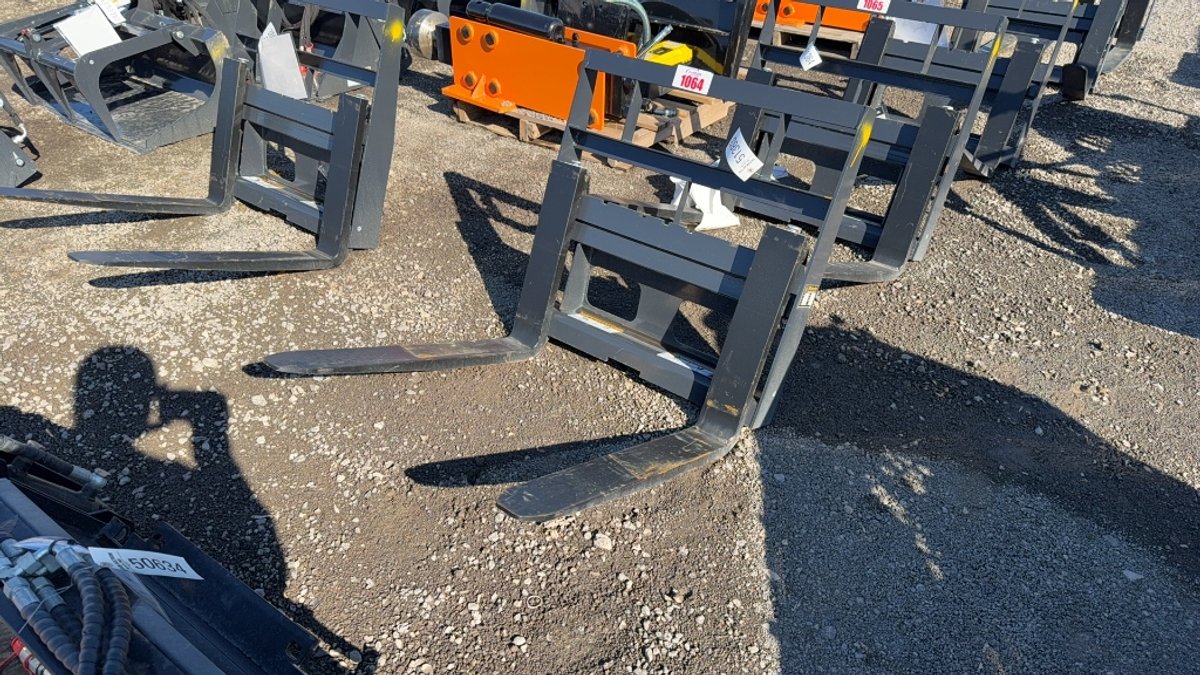 WOLVERINE 36" DINGO PALLET FORKS