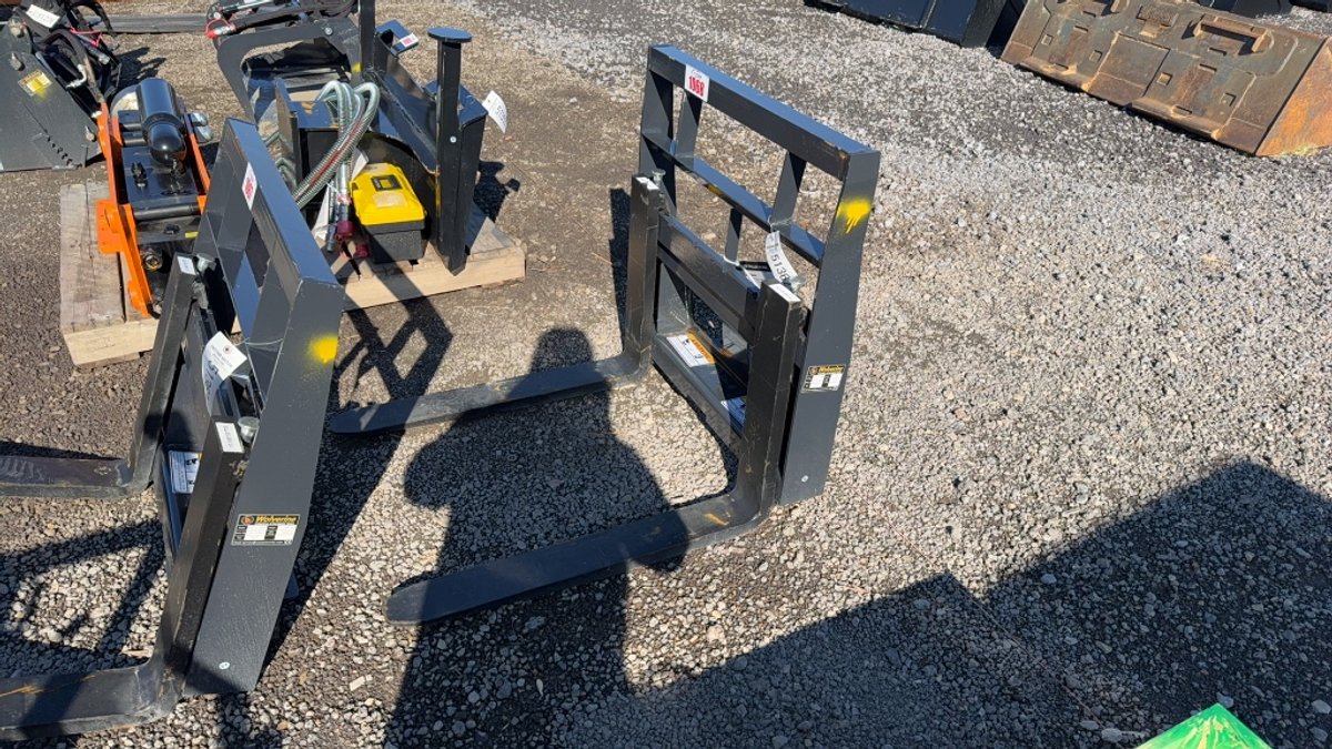 WOLVERINE 36" DINGO PALLET FORKS