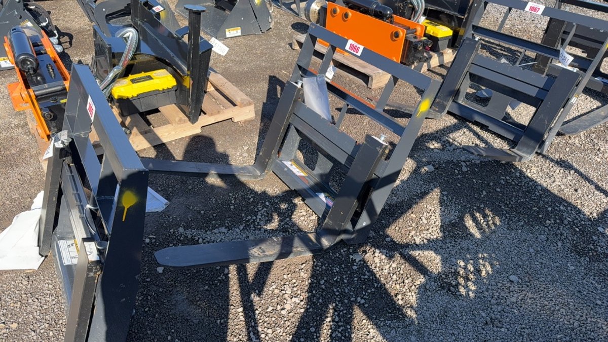 WOLVERINE 36" DINGO PALLET FORKS