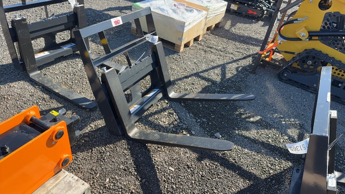 WOLVERINE 36" DINGO PALLET FORKS