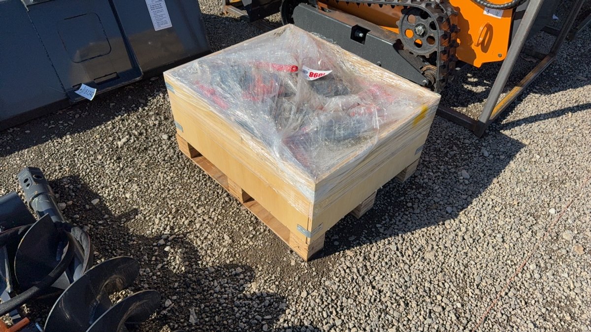 BOX OF VARIOUS SIZE CHAINS, BINDERS & CHAIN SLINGS