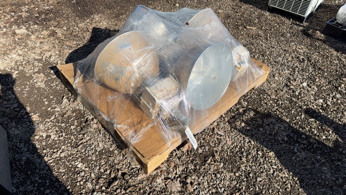 PALLET OF STADIUM LIGHTS