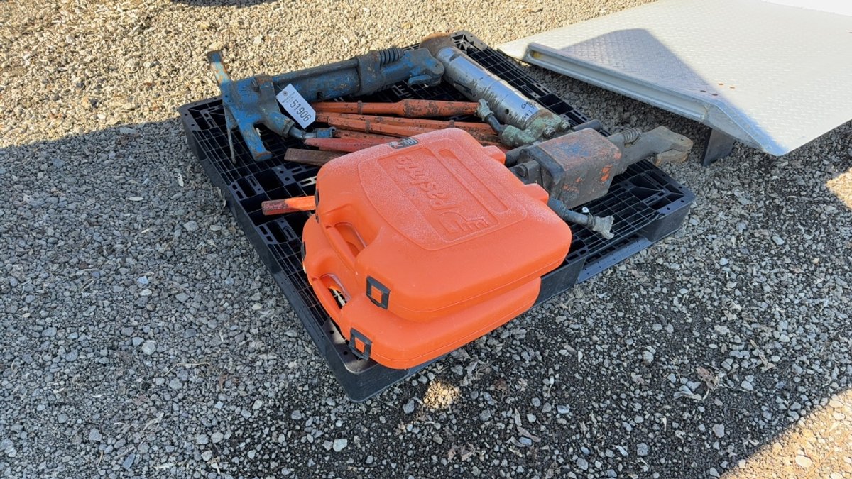 PALLET OF MISC AIR BREAKERS