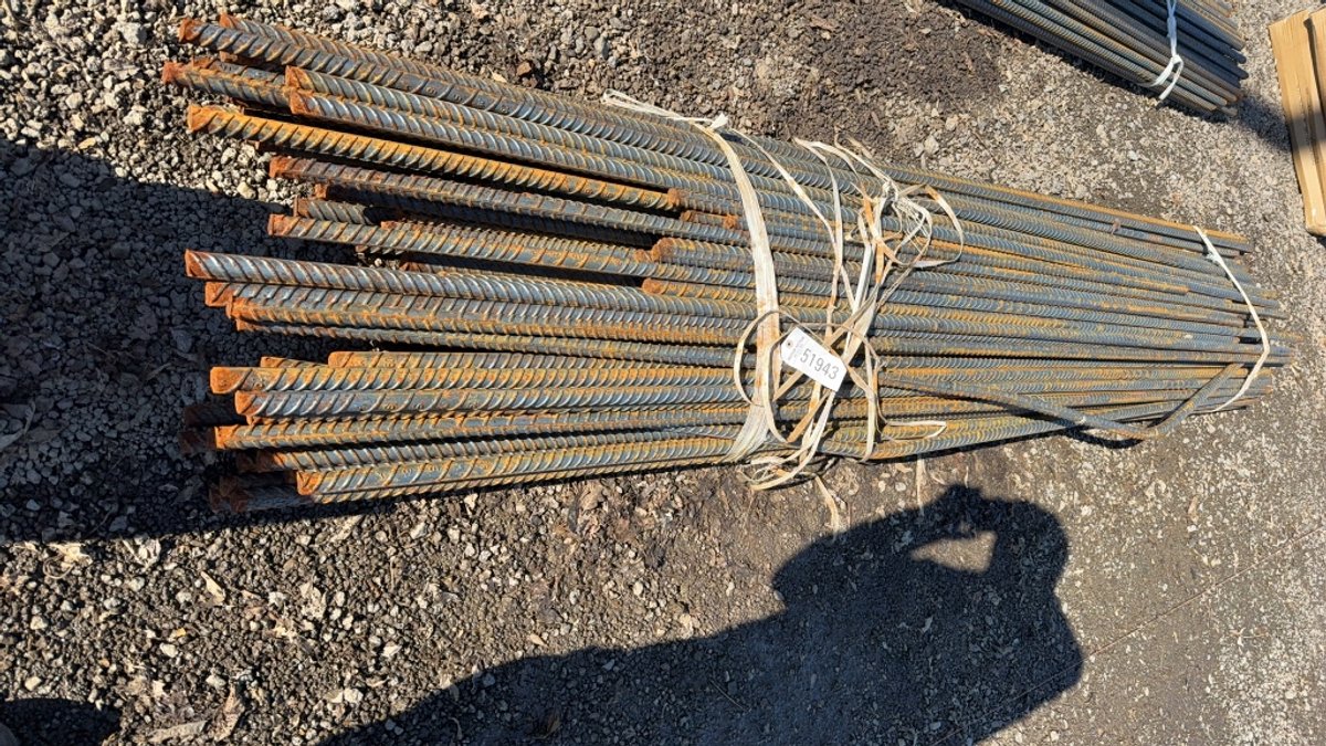BUNDLE OF VARIOUS SIZE REBAR