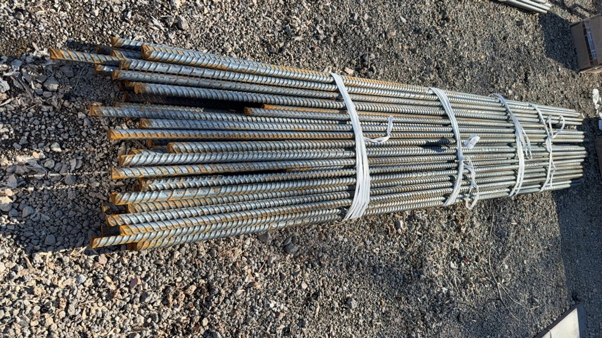 BUNDLE OF VARIOUS SIZE REBAR