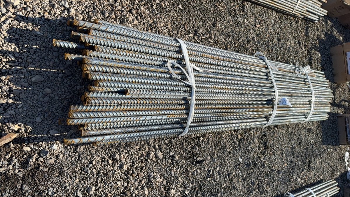 BUNDLE OF VARIOUS SIZE REBAR