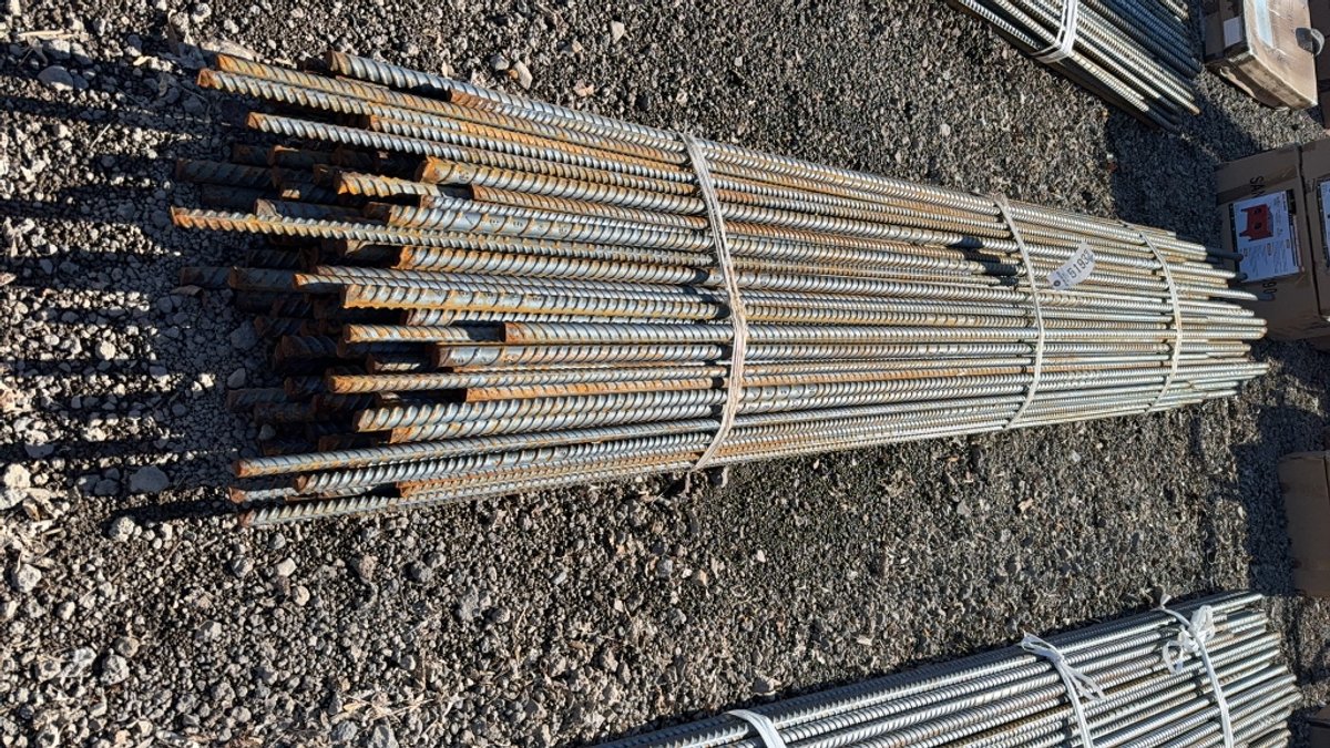 BUNDLE OF VARIOUS SIZE REBAR
