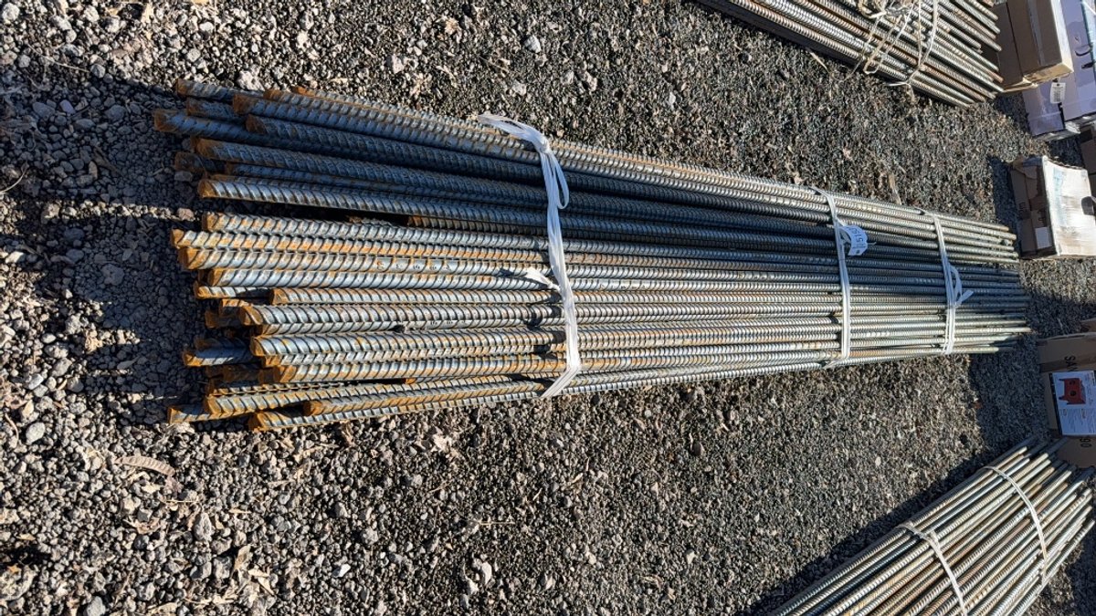 BUNDLE OF VARIOUS SIZE REBAR