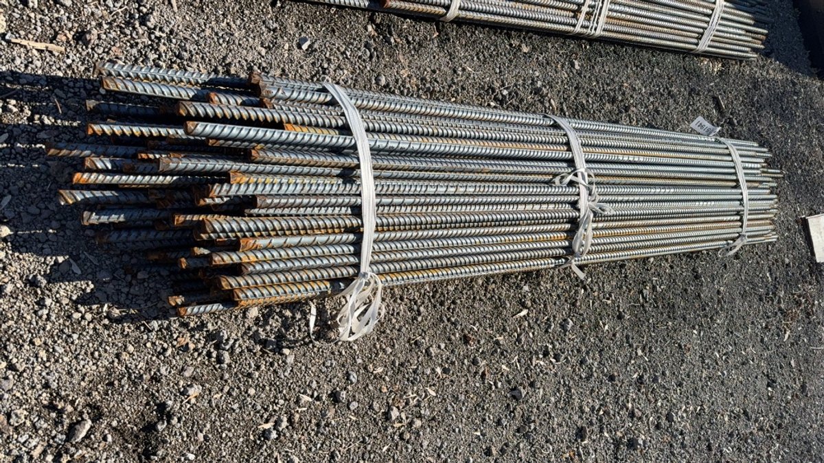 BUNDLE OF VARIOUS SIZE REBAR