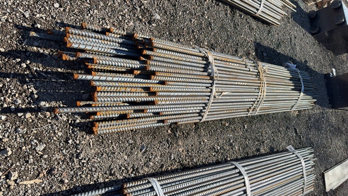 BUNDLE OF VARIOUS SIZE REBAR