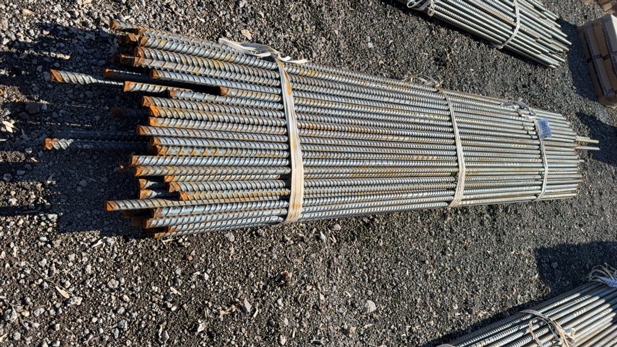 BUNDLE OF VARIOUS SIZE REBAR