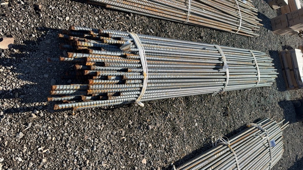 BUNDLE OF VARIOUS SIZE REBAR