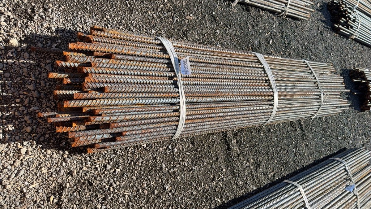 BUNDLE OF VARIOUS SIZE REBAR