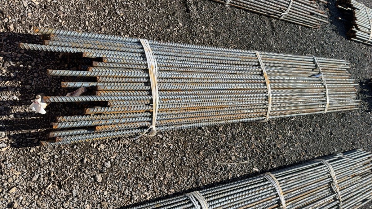 BUNDLE OF VARIOUS SIZE REBAR