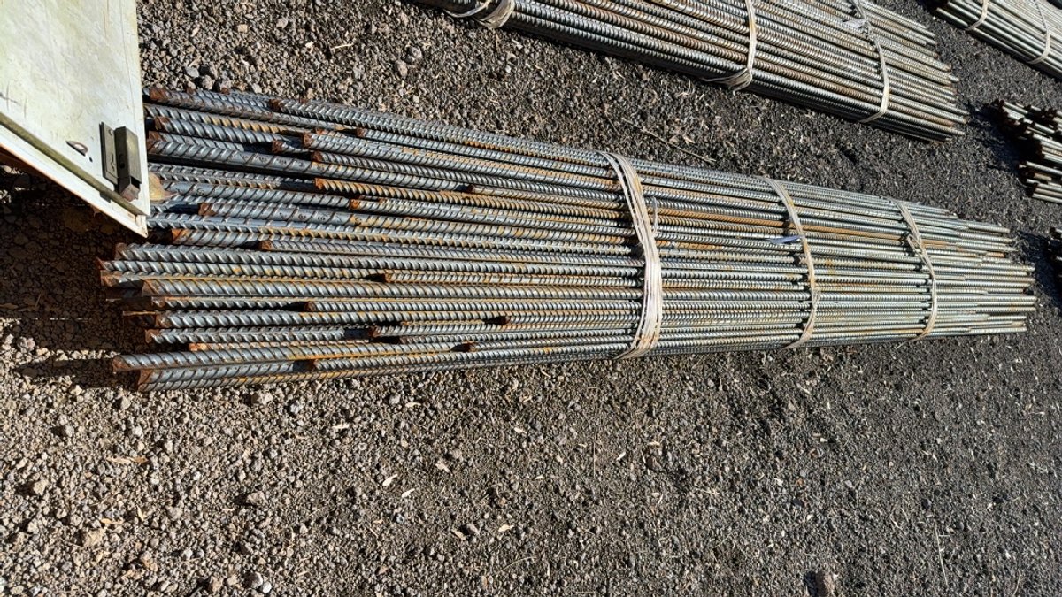 BUNDLE OF VARIOUS SIZE REBAR
