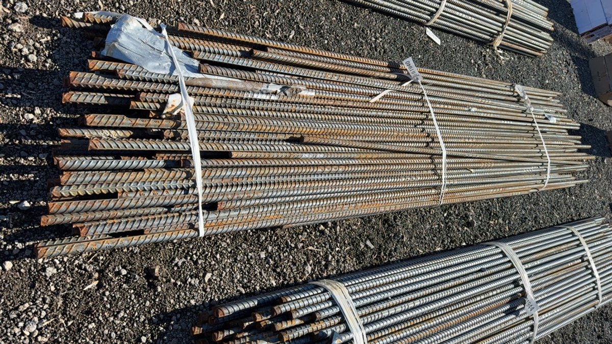 BUNDLE OF VARIOUS SIZE REBAR