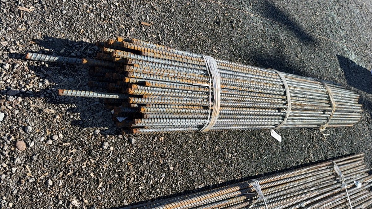 BUNDLE OF VARIOUS SIZE REBAR