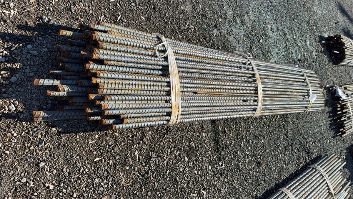 BUNDLE OF VARIOUS SIZE REBAR