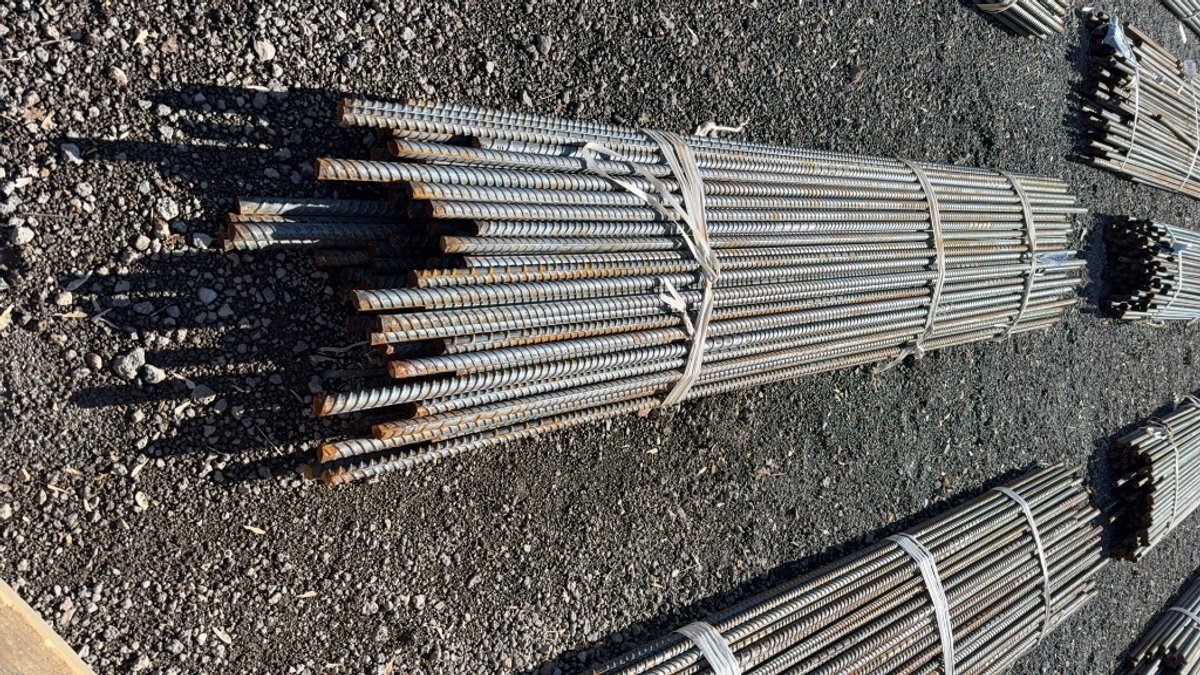 BUNDLE OF VARIOUS SIZE REBAR
