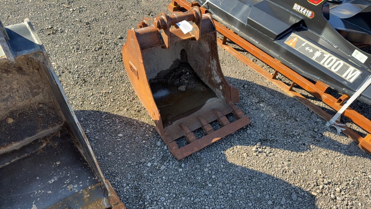 24" EXCAVATOR BUCKET